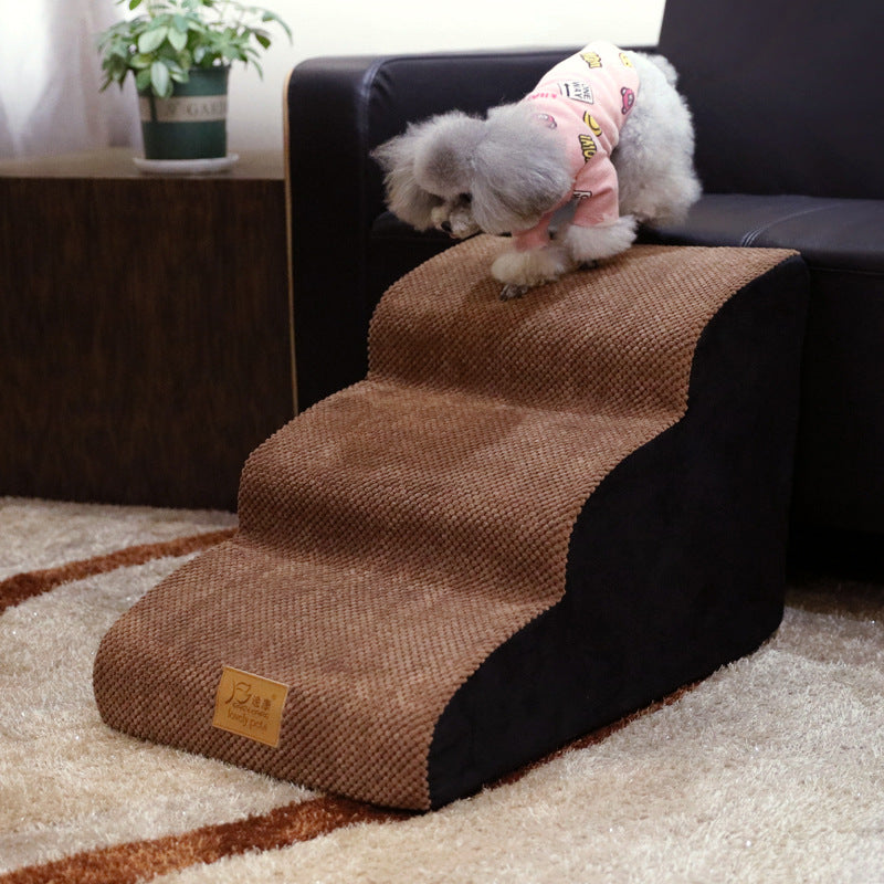 Escalier pour petit chien ou chat à côté du lit